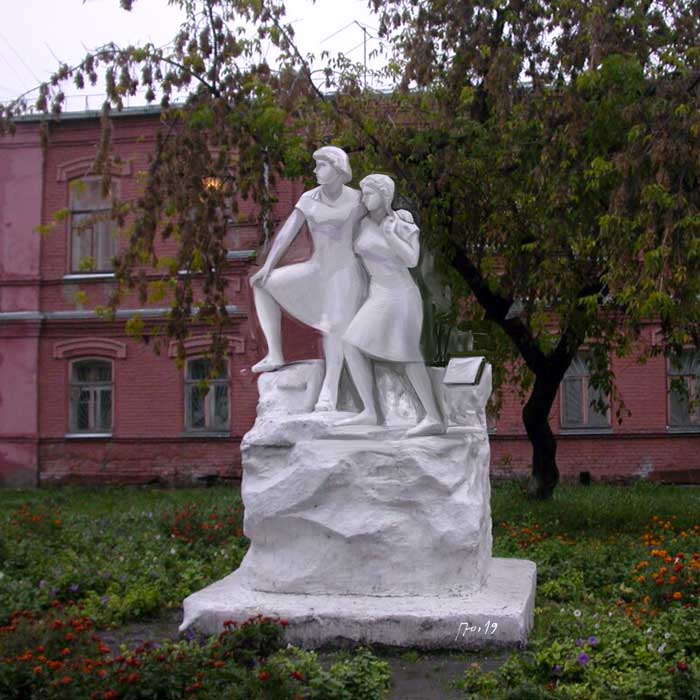 Подруги скульптора Козырева засиделись